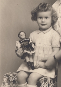 Ivana Kettnerová as a little girl, 1945