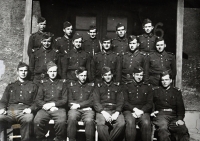 Fotografie nástupního ročníku Letecké vojenské akademie Hradec Králové (Václav Vondrovic, tatínek Ivany Kettnerové, první zleva dole), 1945