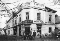 Antonín Janeček with his family in front of his store in Černovice (1912)