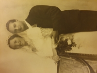 Sobášna fotografia rodičov z roku 1939.
