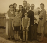 Rodinná fotografia z roku 1949.
