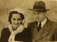 Sobáš strýka a tety z roku 1949 v synagóge na Heydukovej ulici.
