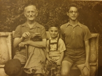 1954, Michal s bratom a starým otcom.
