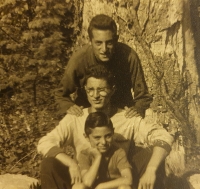 1954, Michal s bratmi.
