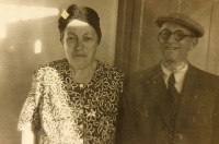 Starí rodičia z matkinej strany, 1954.
