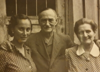 1964, starí rodičia z otcovej strany, spolu s jeho sestrou.

