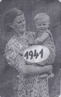 With mom, 1941