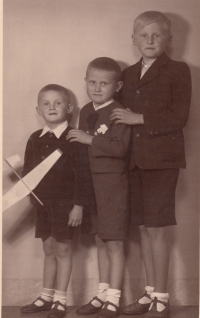 Bratři Vyskočilové. Zleva Mirko, Jaromír, Josef. Rok 1946