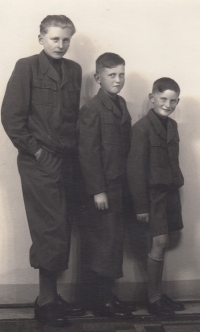 Bratři v roce 1949. Zprava Josef, Jaromír, Mirko