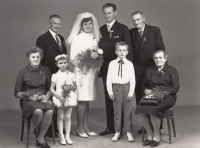Svatba v roce 1969. Rodiče nevěsty, její neteř, pamětník, jeho otec a teta Marie