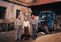 Pamětník, host z Německa a bratr Josef na rodném statku, rok 1996