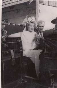 Věra Fikrová na cestě do kostela