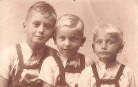 Bratři Švecovi (synové Jaroslava Švece) Jaroslav, Zdeněk a Jiří (cca 1947)