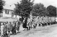 Průvod sokolů v Černovicích (srpen 1934), Pavel Janeček st. náčelník, vedle něj náčelnice sestra Maximovičová (umučena v koncentračním táboře)
