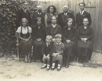 Pohřeb tatínka Arthura Sproseče, Hedvika sedící vpravo, 1932