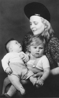 With her mother Maria Bartos and sister (born 1944)