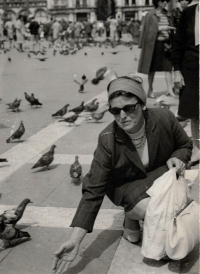 Hedvika Köhlerová is feeding pigeons in Venice. 1968