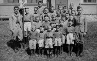 Team of Sokol pupils (1946), Pavel Janeček with a flag next to his father Pavel Janeček Sr.