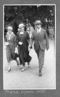 Jiří Merger senior on a walk with friends, 1935 

