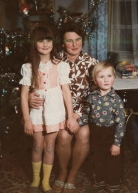 Hedvika Köhlerová with her grandchildren Silvie and Jindřich, children of her daughter Sylvie, at the Christmas tree. Praha, 1976
      