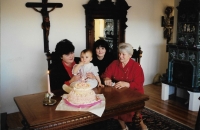 Oslava 1. narozenin pravnučky Markéty. Hedvika Köhlerová, vnučka Silvie, pravnučka  Markéta, dcera Sylvie, 1998
     