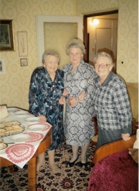 Three sisters at the celebration of Melánia's 80th birthday. Hedvika, centre, Sylvie, right. Praha, 1995