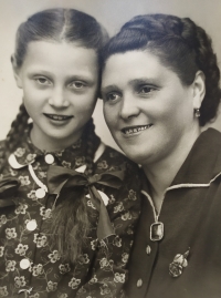 Annelies Schölerová with her mother Anna