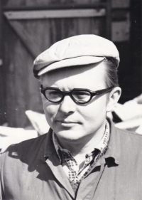 Stone worker František Vízek, 1982
