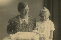 Edita with her mother and Günter 
