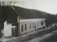 Škola v české vesnici Eibentál v rumunském Banátu, kde učil manžel Hany Duté (rok 1956)