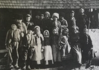 Děti z české vesnice Eibentál v rumunském Banátu, kde učil manžel Hany Duté (rok 1957)