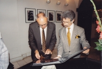 Otto Singer vlevo, manžel pamětnice, na výstavě fotografií, 1992