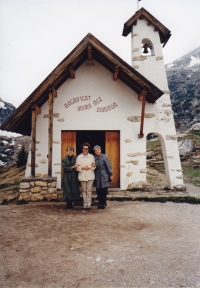 Jana Singerová vlevo s kolegy před kapličkou na cestě do Innsbrucku, 1994