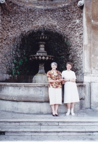 Jana Singerová vlevo s kamarádkou, na výletě do Říma, 1994