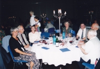 Jana Singerová třetí zleva, na společenském večeru v Baunatalu, 2003