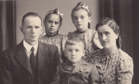Jana Singerová vpravo s rodiči a sourozenci Boženou a Miroslavem, Nová Paka, 1943