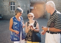 Jana Singerová uprostřed, v Baunatalu, družebním městě Vrchlabí, s německými přáteli, 2003