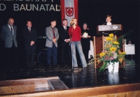 Mayor Jan Sobotka from Vrchlabí is welcomed to the town hall in Baunatal in 2003