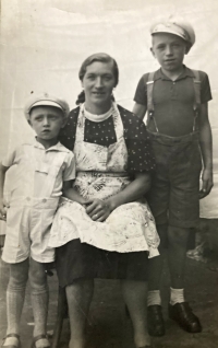 Miroslav Drdlík with his mother Antonie and older brother Václav