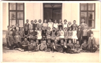 Na školní fotografii, šestá zleva v prostřední řadě, 1935