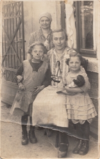 Year 1925. On the left Elizabeth, older sister of witness´s mother Brunhilde, died at the age of 10, in the middle grandmother Marie Janitschek, on the right Brunhilde's mother, standing great-grandmother (Marie's mother) Pavlína