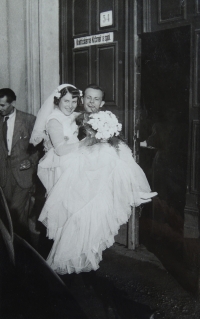 Svatební foto před tiskárnou Krčmař a spol., Bystřice pod Hostýnem, 5. srpna 1950