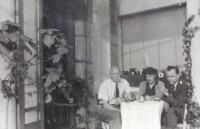 Na terase tiskárny zleva Eduard Krčmař nejstarší, Milada Krčmařová a Eduard Krčmař mladší ve vojenské uniformě PTP doly Karviná, 1953
