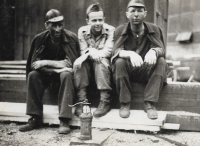 Uprostřed  Eduard Krčmař ml. s kamarády u PTP, doly Karviná, 1951