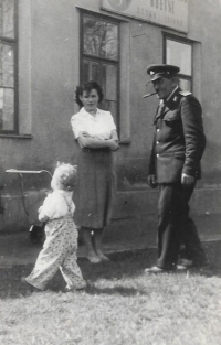 Před tiskárnou, Milada Krčmařová s otcem Rudolfem Dvorníkem a dcerou Dagmar, 1955
