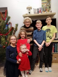 Vánoce, Milada Krčmařová se všemi pravnoučaty, Bystřice pod Hostýnem, 2020
