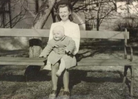 Petr s maminkou Marií, 1947