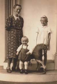 Witness' mother, Edita and her brother, Günter
