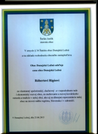 Vyznamenanie Róbertovi Rigóovi od starostu obce z roku 2013 za zachovanie remesla v obci.
