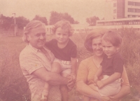 Ludmila a Josef Kobzíkovi s dětmi, polovina 70. let 20. století